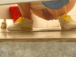 女厕现拍现发热乎的逼真肥，舔起来绝对爽