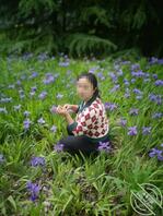 花丛中对着兄弟，坦露双乳享受这一刻的从容。1