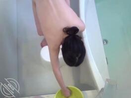 偷拍表妹洗澡，好像来月经了1