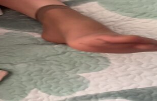 趁姐姐睡着我偷偷射在她的丝袜脚上