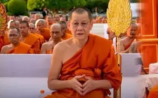 阿赞初 泰国高僧 与女信徒佛前做爱 被监控拍摄下来 震碎三观 僧舍监控:警方称拍到他与该女子发生性行为。女方也被捕。钱去了哪、她参与到哪一步,还在查账户和资产。皇家古刹住持,一边开收据一边破戒0