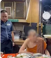 阿赞初 泰国高僧 与女信徒佛前做爱 被监控拍摄下来 震碎三观 僧舍监控:警方称拍到他与该女子发生性行为。女方也被捕。钱去了哪、她参与到哪一步,还在查账户和资产。皇家古刹住持,一边开收据一边破戒1