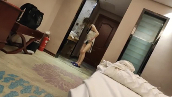 偷情少妇背着老公出来偷野男人