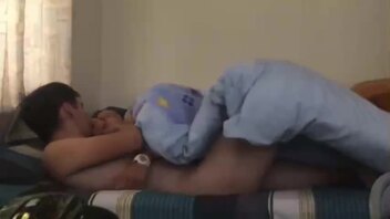 爸妈不在家跑进妹妹的房间直接操起逼来妹妹呻吟起来好淫荡