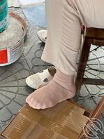 跟女朋友出去旅行路上偷拍的一些熟女老阿姨短丝袜脚的照片1