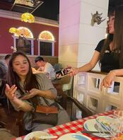 偷拍茜茜和桃子两个闺蜜同时上厕所2