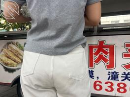 街拍一个大屁股少妇买肉夹馍。。。0