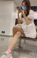 地铁偷拍极品小姐姐没穿内裤！0