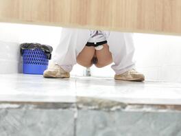 原创厕拍 戴眼镜的老天使2