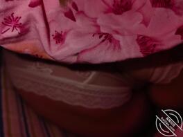 害怕归害怕，但是还是不甘心，鸡鸡好硬好想顶妈妈的屁股。0