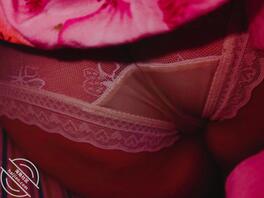 害怕归害怕，但是还是不甘心，鸡鸡好硬好想顶妈妈的屁股。1