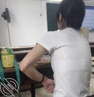 这个骚婊子身上毛真多想强奸艹爽她1