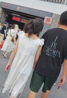 透视白裙小姐姐看到里面的内内颜色1