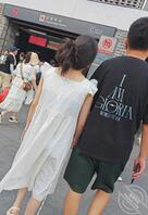 透视白裙小姐姐看到里面的内内颜色2