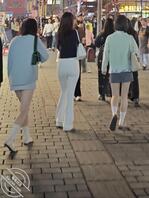 偷拍白色牛仔裤少妇