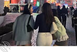 偷拍白色牛仔裤少妇2