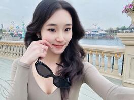 露脸口交，不得不感叹，她男友真会调教，这骚逼太会了。1