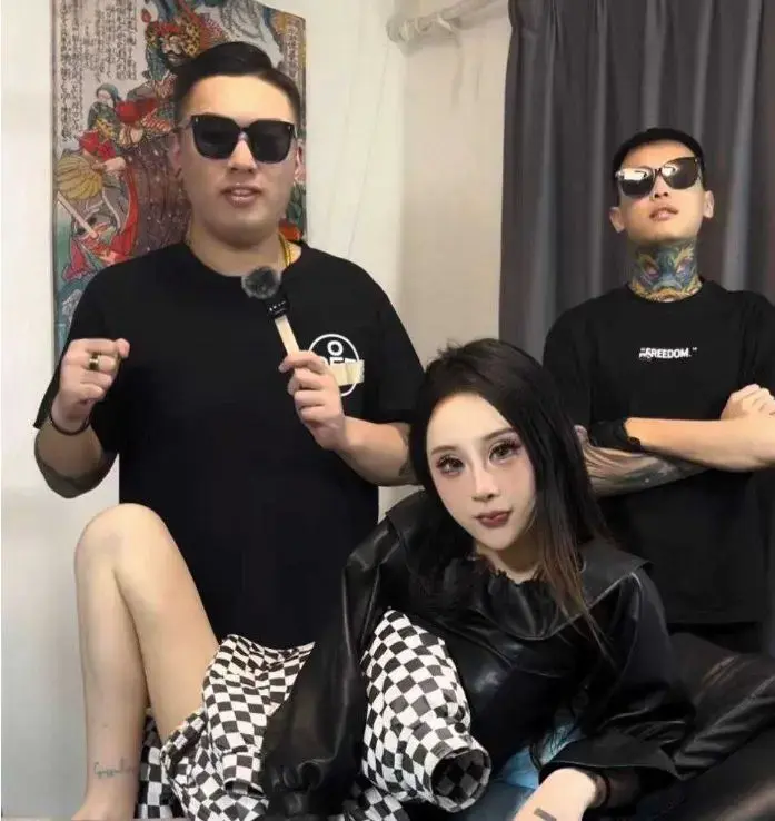 独家曝光快手精神小妹 夏芯琦 遭受大哥无套抽插！厕所内口爆毒龙任由大哥的肉棒调教