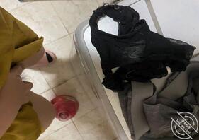 亲生母亲闻着儿子内裤自慰1