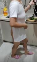 光腚在厨房做饭，老公、儿子都在餐桌旁等待2