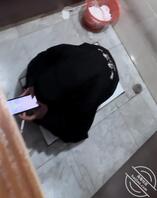 厕拍 蜜雪眼镜妹和黄毛精神小妹0