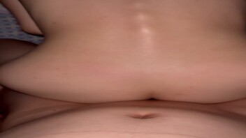 催更的兄弟们，骚货女友回归了，狠狠后入她