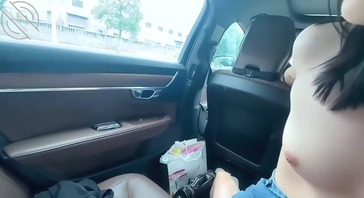 带妹妹去户外车震，路过的人看到摇晃的车子都懵逼了。1