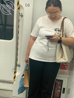 地铁偷拍普通的少妇，就喜欢这样普通的女人 肉肉的很干净。1