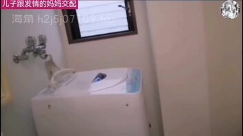 儿子跟发情的妈妈交配