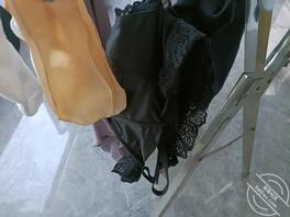 大奶子女主在家偷拍的，怕被发现1