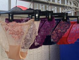 五十五岁卖保险的妈妈离婚以后，经常很晚回家，在她手机发现，欢迎大家评论她0