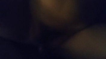 家人在客厅看电视，哥哥在卧室用力插我，第一次开灯操逼有点害羞&hellip;