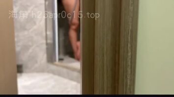 巨乳姐姐正在洗澡，畜生弟弟推门而入
强上亲姐