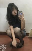 翻到侄女的黑丝照，偷了她的丝袜，现在躲在卫生间里撸