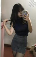 翻到侄女的黑丝照，偷了她的丝袜，现在躲在卫生间里撸1
