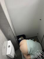 厕拍社区医院骚逼护士躲在厕所看黄片0