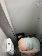 厕拍社区医院骚逼护士躲在厕所看黄片2