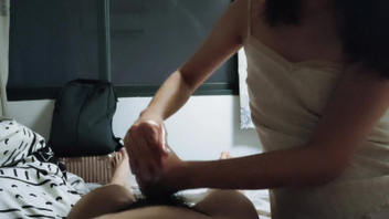 骚妻双手才能握住前男友的巨根口交吞精