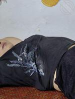 妈妈的奶子软软，好想吸几口，想把奶子吸干