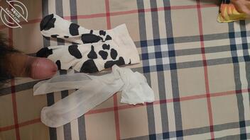 家里没人，躺在小姨子床上打胶她的袜子2