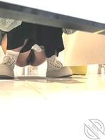 原创厕拍露脸，来大姨妈的小嫩妹！看样子被操的次数不多！1