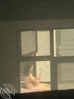 偷拍女邻居，冒死偷拍，眼一直往这边瞅吓的我连头都不敢漏2