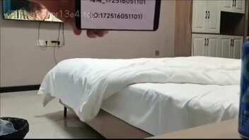 【轻熟表姐】表姐穿情趣内裤到民宿做爱