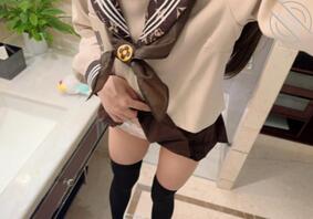 18女高 公共厕所 掀裙子露出。还被人看到了 好刺激