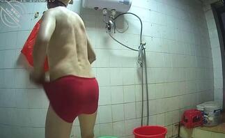 偷拍五十岁熟女洗澡，大屁股都黑了，肯定被很多男人操了1