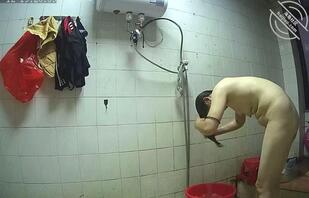 偷拍五十岁熟女洗澡，大屁股都黑了，肯定被很多男人操了2