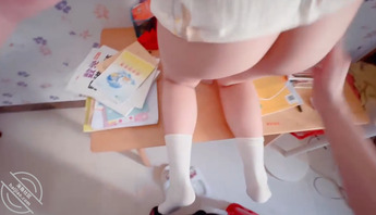 【排骨严选：在弟弟房间做爱，还在他课桌上后入！无套射入小穴】2