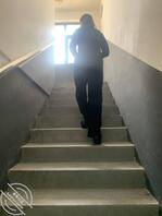 (原创) 电梯坏了只能陪妈妈走楼梯!四周无人让妈妈给我口交!1