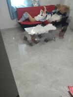 发现嫂嫂一个人在家看小电影自慰2