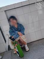 偷拍穿花裙子的小皮鞋的女大走光1